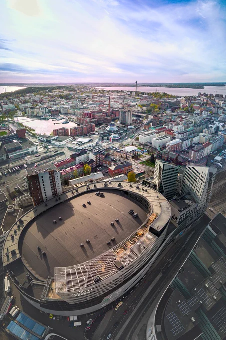 Ilmakuva Nokia Arenan ympäristöstä, missä on paljon kovia pintoja. Kuva: Marko Kallio / Skyfox.