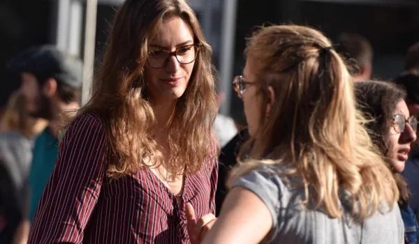 Deux femmes en discussion.