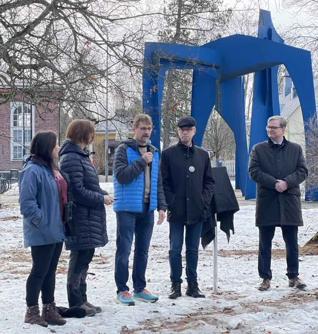 Jyväskylän yliopiston, Jyväskylän kaupungin ja YLE:n edustajat Jyväskylän yliopiston kampuksella avaamassa Muuttolintujen kevät -sovelluksen pistelaskentaa.