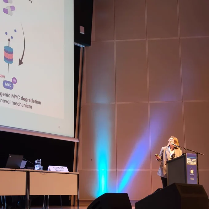 Ph.D. student Emma Martell giving a podium presentation at the 2023 European Association of Neuro-oncology conference in Rotterdam, the Netherlands. She won first prize for the best basic science oral presentation. 