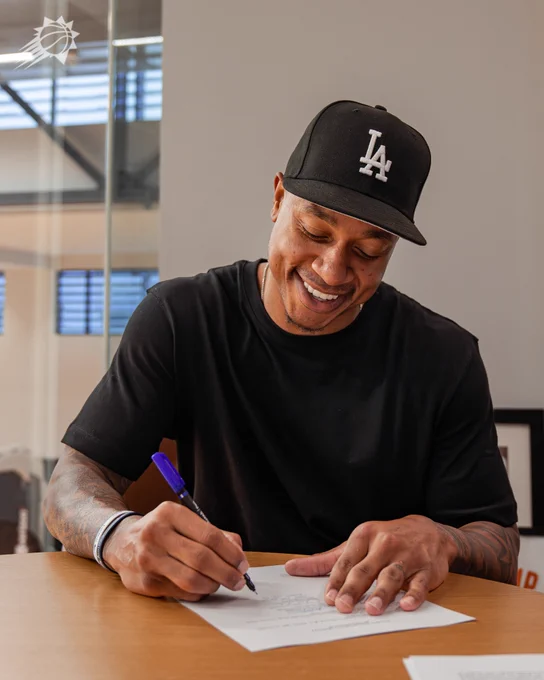 Isaiah Thomas signs contract