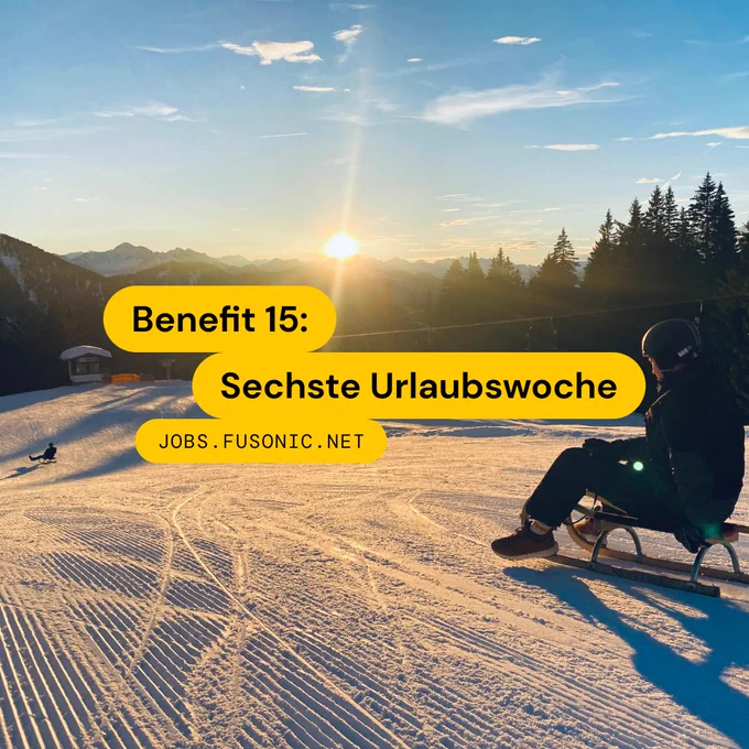 eine Person auf einem Schlitten im Schnee