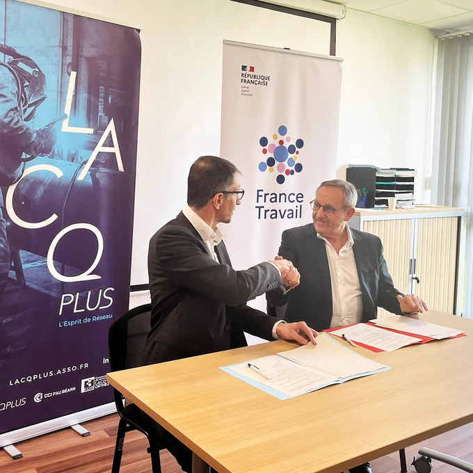Photo de la signature de la convention de partenariat entre Lacq Plus (association fédératrice des PME et industriels du bassin de Lacq) et France Travail Nouvelle-Aquitaine.

A gauche, Guillaume Laussel, Président de Lacq , serre la main d'Alain Mauny, Directeur Régional de France Travail Nouvelle-Aquitaine.
