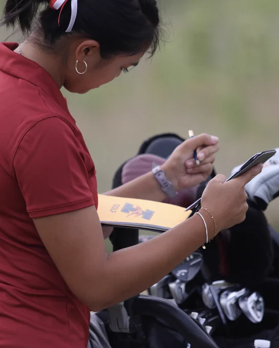 Anci Dy writes her score on her card, undoubtedly a birdie or something else awesome.