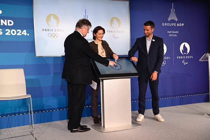 Photo de la ministre des sports et des JOP aux côtés d’Augustin de Romanet et Tony Estanguet.