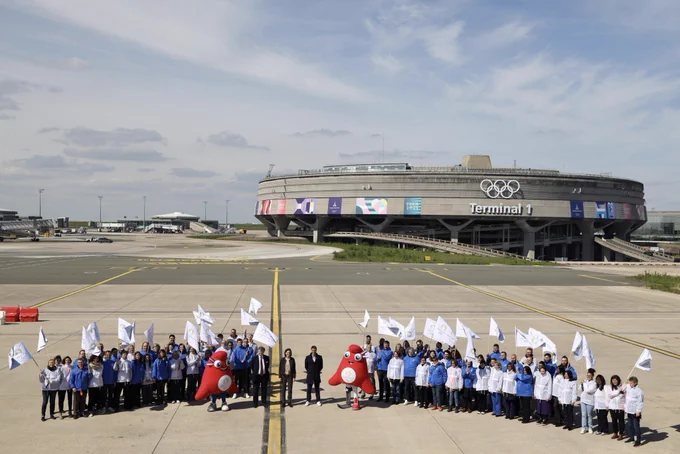 Photo prise de haut avec le terminal 1 de l’aéroport en fond. Au premier plan la ministre des sports et des JOP aux côtés d’Augustin de Romanet et Tony Estanguet.
