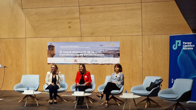 Apertura del XI Encuentro Redtransfer celebrado en el parque científico de Alicante (UA). 18 de abril de 2024.  Helena Montiel, Presidenta de @Redtransfer, Mª Jesús Pastor, Vicerrectora de Transfrencia, Innovación y Divulgación Científica de la UA, Coro Gutiérrez, EUIPO
