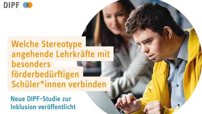 Lehrkraft und Schüler am Computer.