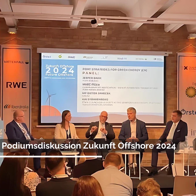Staatsrat Kai Stührenberg bei einer Podiumsdiskussion. Text im Bild: Podiumsdiskussion Zukunft Offshore 2024