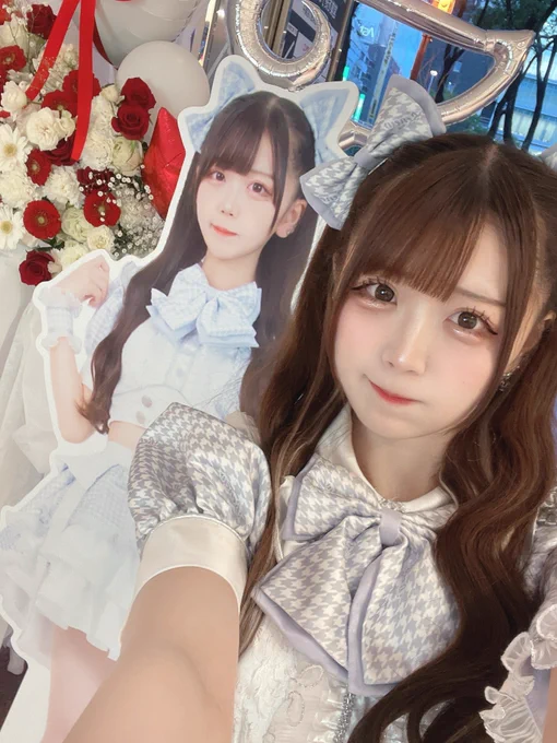 Renewを応援してくれる全ての方へ

今日、私赤羽夢吏はRenew、そしてアイドルを卒業します。15歳の時に興味本位でアイドルを始めたゆめも、気づいたらもう23歳になってました。
長いようで短かった8年半でした。高校生の時は学校帰りに友達と遊ぶことはほとんどなくて、学校から制服で会場に向かったりしました。大学も実習だったり卒論だったりで両立が1番大変だったけど支えてくれたみんなのおかげで卒業も乗り越えられました。ゆめの青春を捧げてきたアイドル人生でした。何度か別のアイドルグループも経験したけど、どの瞬間も必要でゆめにとってかけがえのない時間でした。全ての点と点が繋がって、今こうやってRenewとしてアイドルとしての最期を迎えることができたと思ってます。
初期から知ってくれてる方も、Renewじゃない時に知ってくれた方も、Renewから知ってくれた方も、最近知ってくれた方も、ゆめと関わってくれた全ての方に感謝を伝えたいです。
仲良くしてくれたアイドルのみなさん、対バンでお話してくれたり、プライベートでも遊んでくれたり、こんな私と仲良くしてくれてありがとうございました。アイドルじゃなかったら関わることもなかったんだと思うと、アイドルでいられてよかったです。
関係者のみなさん、未熟な私たちに色んな面で協力してくださったり、ライブのお声をかけていただいたり、本当にお世話になりました。
家族のみんな、嬉しいことがあった時も辛いことがあった時もいつも話をきいてくれてありがとう。ライブで帰りが遅くなった時も嫌って言わずに送り迎えしてくれたり、大事なライブには来てくれたり、いつも支えてくれて長い間本当にありがとう。
ひかりちゃん、ゆめと一緒にRenewを作ってくれてありがとう。嬉しい時も辛い時もどんな時も一緒にいたし、今日まで2人で支え合ってきて、人生で1番濃い時間を一緒に過ごしてきたのがひかりちゃんでした。ぶつかる時もあったし、それでも2人だから今日まで進んでこれました。ひかりちゃんがゆめの最高の相方です。