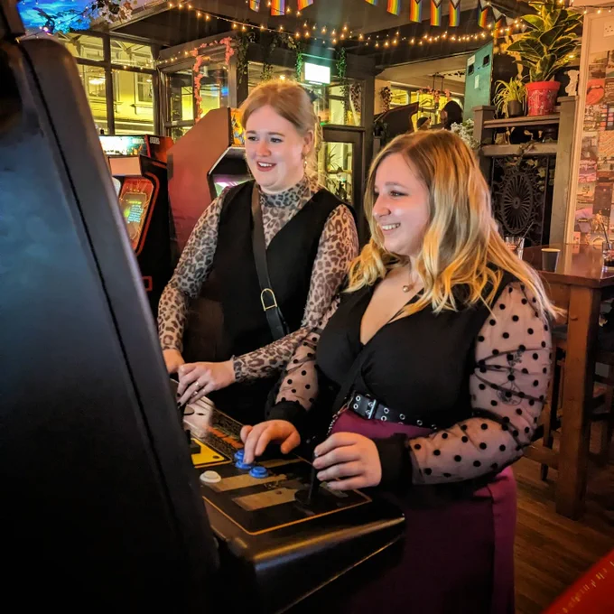 Peeps playing Die Hard Arcade