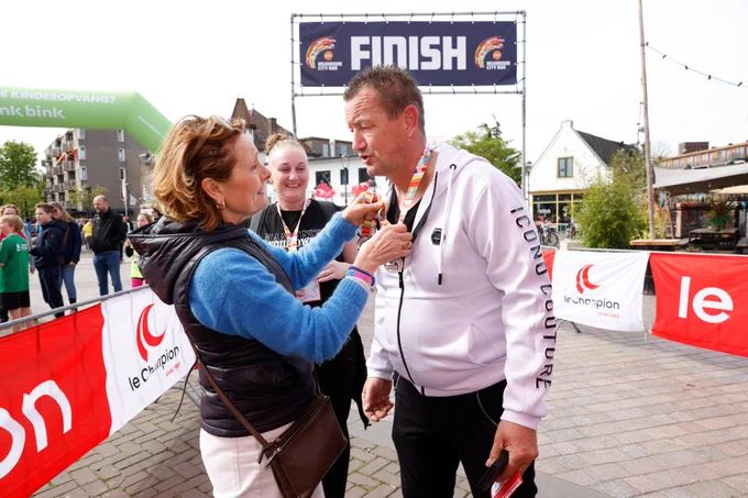 Bij de finish van de @600jaarHilversum walk kregen alle deelnemers een medaille. 