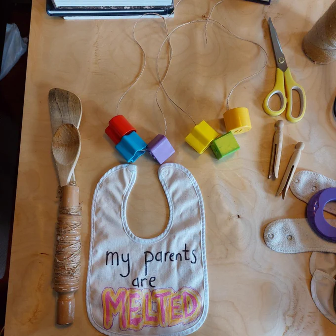 Bib with writing saying ‘my parents are melted’