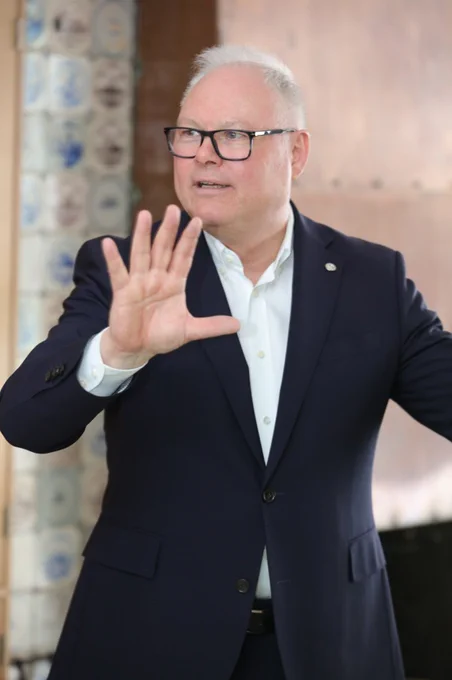 Herr Stephan Karl, tetra Pak, Vorsitzender des Fachverbandes Kartonverpackungen für flüssige Nahrungsmittel e.V. (FKN)