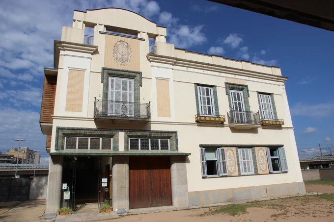 Façana de l'Escola Municipal de Música, situada al carrer de Barcelona.