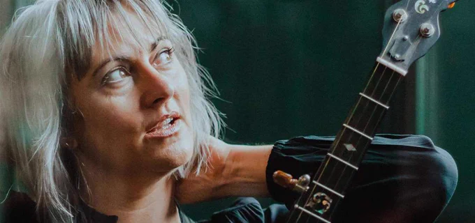 Fay Hield with a guitar.
