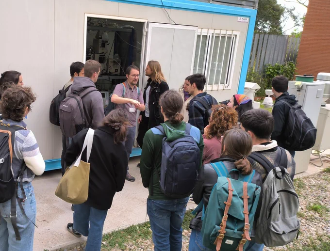 Visit with master students to the air quality monitoring cabins at IDAEA-CSIC in Barcelona