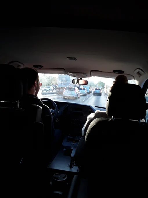 2 Einsatzkräfte des LKA im Auto auf dem Weg zum Einsatzort