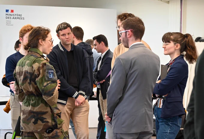 De potentiels futurs cybercombattants lors d'une journée portes ouvertes à Rennes.