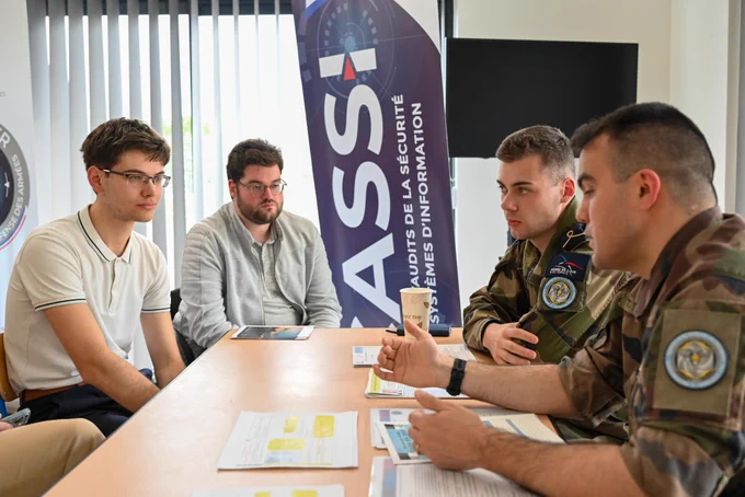 De potentiels futurs cybercombattants lors d'une journée portes ouvertes à Rennes.