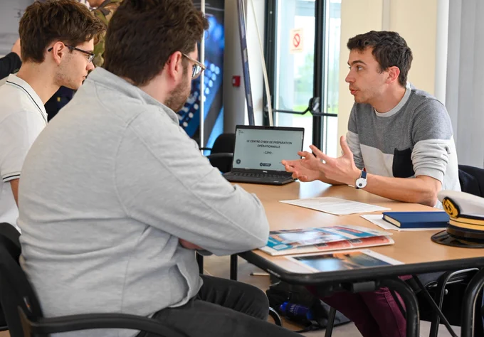 De potentiels futurs cybercombattants lors d'une journée portes ouvertes à Rennes.