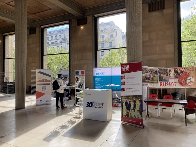 Stand de la Grande Cause Nationale 2024 et du Ministère des Sports et des Jeux Olympiques et Paralympiques au CESE, lors du Sommet de la Mesure d’Impact 2024.
