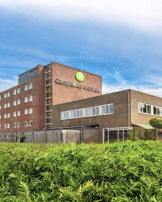 Vooraanzicht hotel opvang asielzoekers Delft