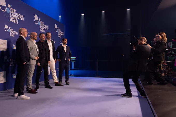 Foto des Blauen Teppichs beim DCP und Ankündigung der Preisverleihung und des Livestreams.