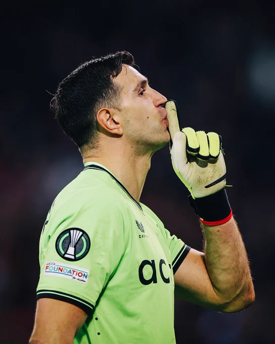 Emi Martínez tells the home support to be quiet at Stade Pierre-Mauroy.