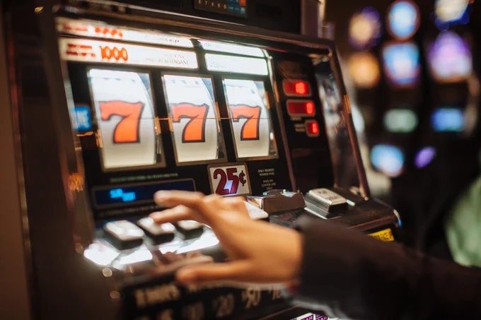 En mathématiques, l’apprentissage séquentiel est un exemple du modèle des « bandits manchots », un problème mathématique dont le nom se réfère aux machines à sous des casinos. Ce problème permet justement d’imager l’apprentissage séquentiel.   
© AdobeStock-shoenberg3