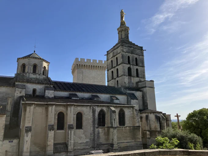 Petite balade au Palais Des Papes. Ce coin d'Avignon est superbe et chargé d'Histoire. Nous validons ! :)