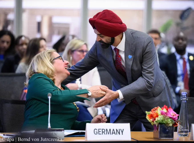 Minister Svenja Schulze and Worldbank President Ajay Banga greet each other at the Worldbank’s headquarters in Washington DC