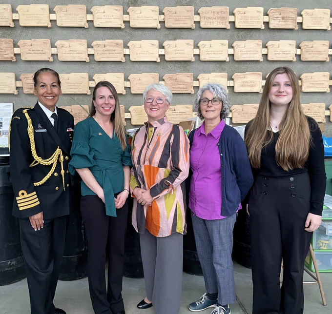 La lieutenante-gouverneure prend une photo de groupe avec trois organisateurs et un aide de camp