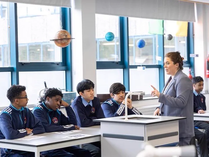 Róisín and 5 students pictured in the forensics workshop