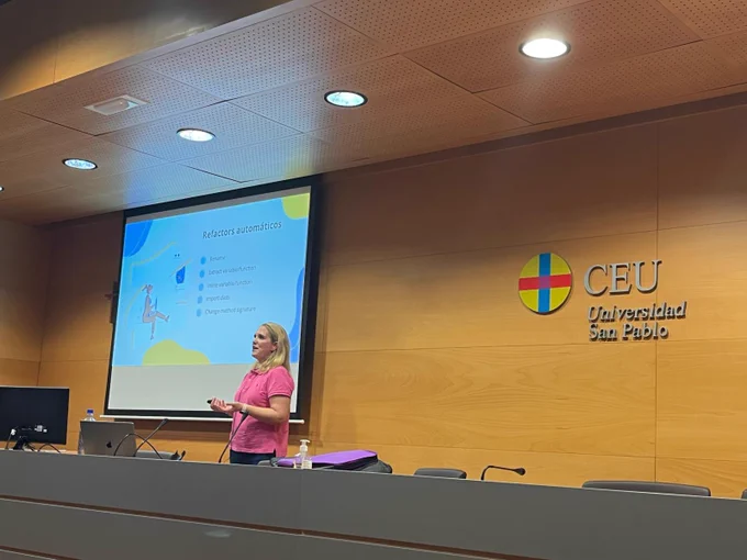Yo durante la ponencia en la Universidad CEU San Pablo
