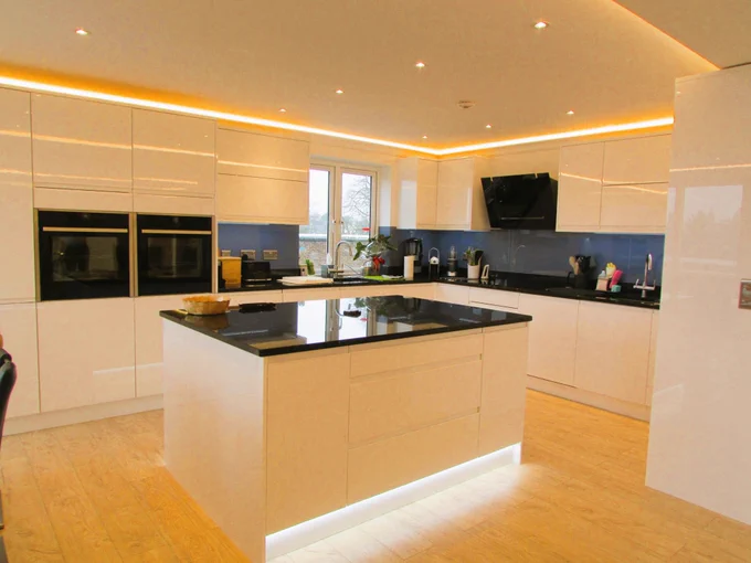 Seamless Indoor-Outdoor Living
Merge indoor comfort with outdoor beauty. 
See what's possible for your London home with our Project Calculator! https://bit.ly/3Teopm9
#IndoorOutdoorLondon #ModernLiving