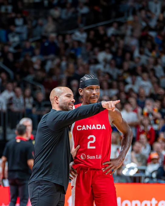 Jordi Fernández talking to Shai Gilgeous-Alexander