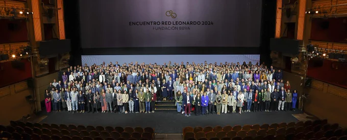  encuentro-red-leonardo-2024

El presidente de la Fundación BBVA, Carlos Torres Vila, el director de la Fundación BBVA, Rafael Pardo, y la presidenta del CSIC, Eloísa del Pino (centro de la imagen), posan junto a más de 300 investigadores y creadores de la Red Leonardo, y miembros de las comisiones evaluadoras del programa de becas, en el escenario del Teatro Real.