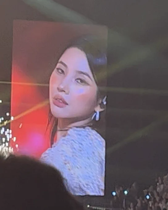 soyeon casually looking VERY good