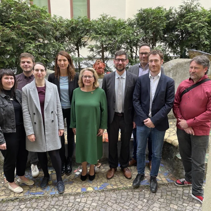 Entwicklungsministerin Svenja Schulze mit der Bundestagsabgeordneten Nadja Sthamer und Mitgliedern verschiedener Initiativen für Demokratie.