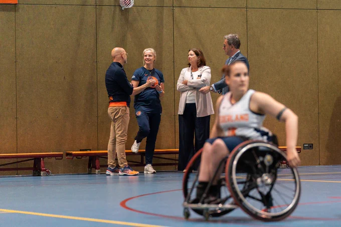 Conny Helder aanwezig bij training rolstoelbasketbalsters