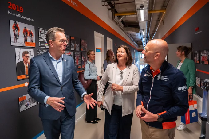 Conny Helder in gesprek met Marc van den Tweel, algemeen directeur NOC*NSF en André Cats, directeur topsport NOC*NSF/TeamNL 