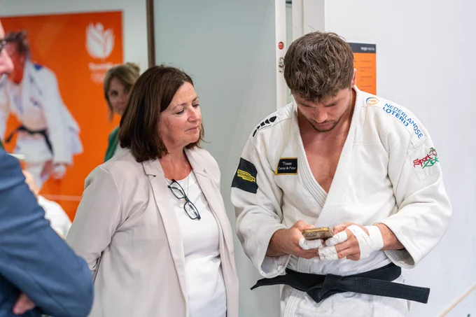 Conny Helder in gesprek met judoka Noel van 't End