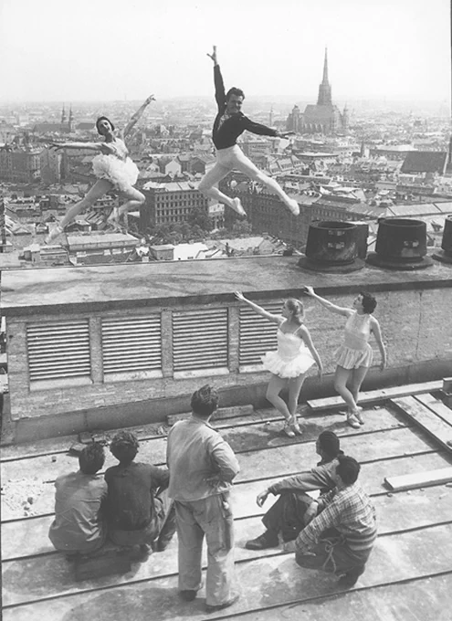 Tänzer*innen des Staatsopernballetts am Dach des Ringturms anlässlich der Gleichenfeier. Quelle: © Heinisch Wiener Presse-Fotos.