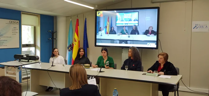 Antía Fernández, Lorena Fernández, Olalla Rama e Noemi Basanta, responden as preguntas dos colexios e institutos. María José Malmierca modera a mesa.