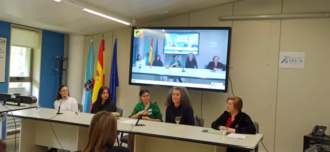 Antía Fernández, Lorena Fernández, Olalla Rama e Noemi Basanta, responden as preguntas dos colexios e institutos. María José Malmierca modera a mesa.