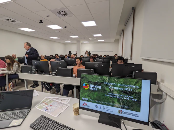 Sala de ordenadores con los participantes del mapaton