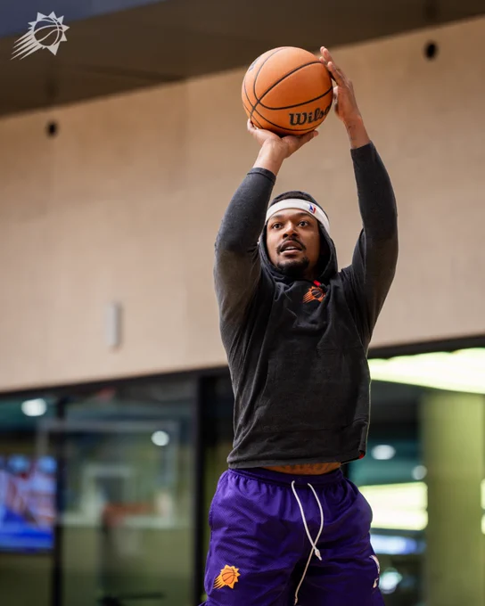 Bradley Beal shoots basketball