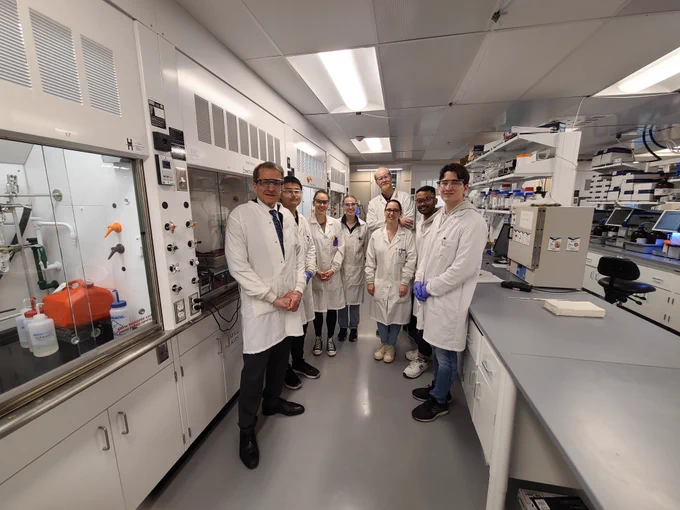 The David Leitch lab group and NSERC President Alejandro Adem in the chemistry lab