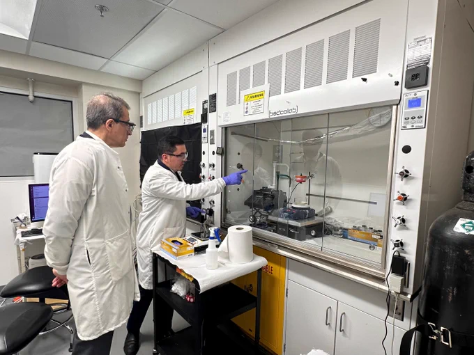 NSERC President Alejandro Adem and Makhsud Saidaminov in the chemistry lab